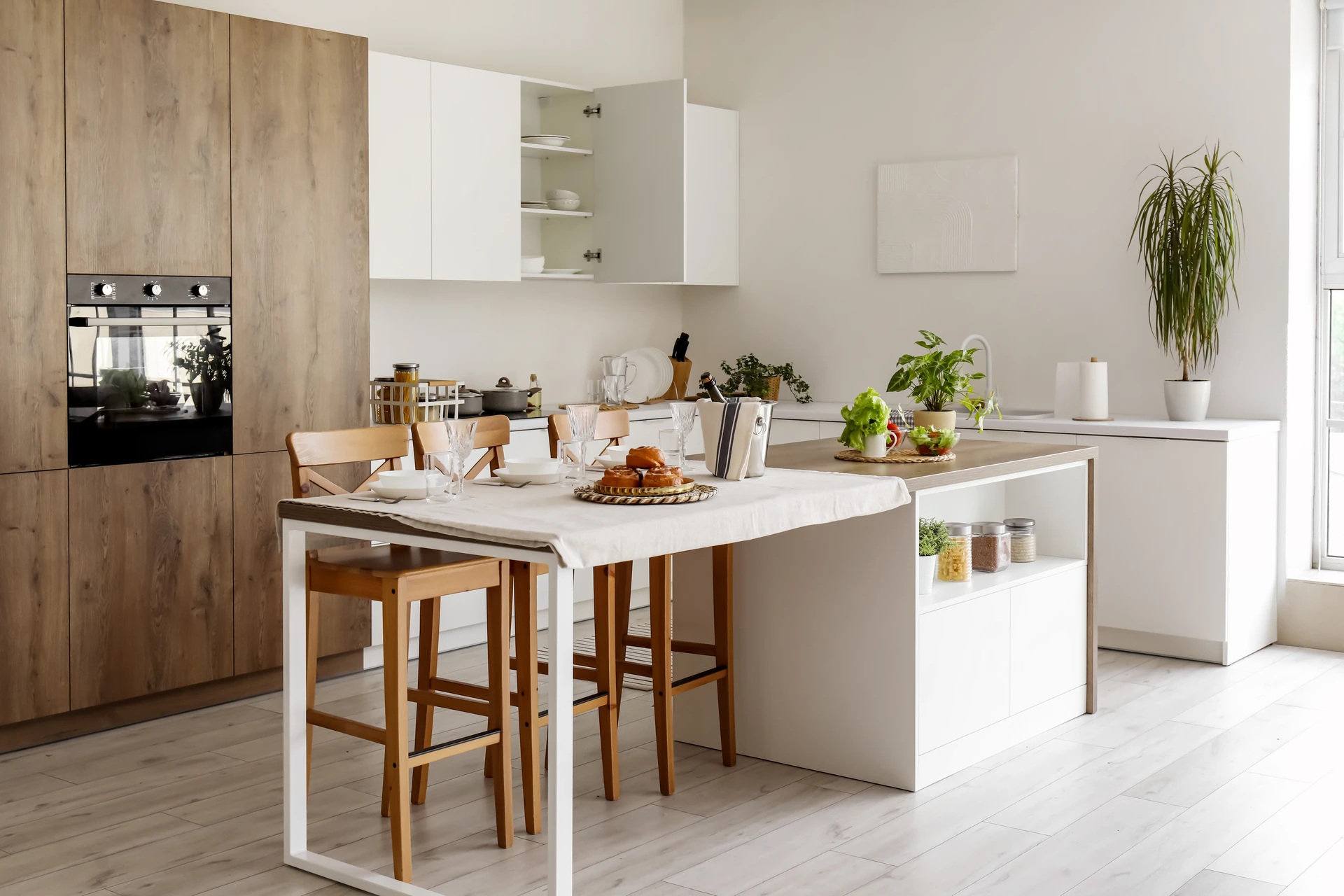 Cuisine moderne entièrement rénovée avec nouveaux meubles, plan de travail intégré, carrelage au sol et faïence murale blanche fraîchement posée, espace lumineux montrant l'installation complète du sol au plafond.